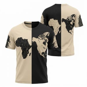 Può includere: Una maglietta beige e nera con un design a mappa del mondo. La maglietta è divisa verticalmente, con un lato beige e l'altro nero. I continenti della mappa del mondo sono delineati in un colore a contrasto. Anche il retro della maglietta è visibile.