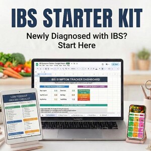 Puede incluir: Un kit de inicio de SII con una computadora portátil que muestra un panel de control de seguimiento de síntomas de SII, una tableta que muestra una lista de compras baja en FODMAP y un teléfono inteligente con una lista de alimentos de SII. Texto: "¿Recién diagnosticado con SII? Empieza aquí."