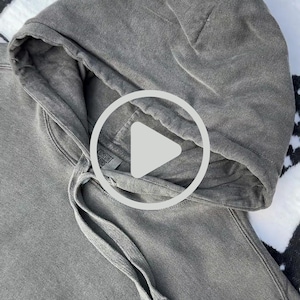 Comfort Colors 1567 Pepper Hoodie Video Mockup | Detalj av halsringning och tyg | Video av verklig produkt, ingen AI bild 1