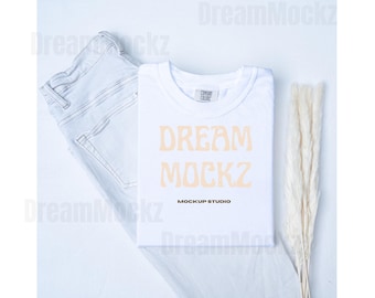 Maquette de t-shirt blanc 1717 Comfort Colors : Boho Flat Lay (téléchargement numérique)