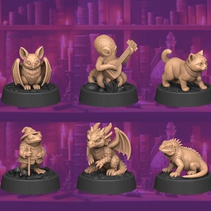 Może przedstawiać: Kolekcja beżowych figurek fantasy, w tym sowa, nietoperz, kosmita grający na lutni, kot, żaba, smok, jaszczurka i chochlik. Każda figurka stoi na czarnej podstawie.