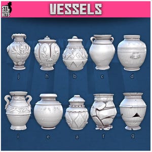 Pode incluir: Uma coleção de dez vasos de cerâmica branca com várias formas e detalhes decorativos. Os vasos incluem jarras, vasos e potes, alguns com alças e tampas. A palavra "VESSELS" é exibida em letras vermelhas grandes na parte superior da imagem.