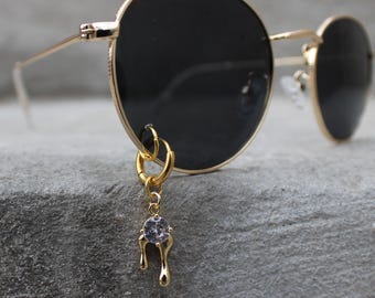 Gouden ronde zonnebril met piercing en druipende kristallen bedel | Gedurfde statement tinten | Festivalaccessoires