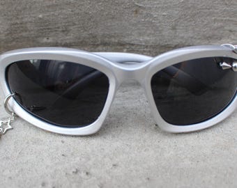Gafas de sol perforadas: montura ovalada plateada Y2K con dije de estrella y aros plateados