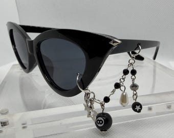Gafas de sol estilo ojo de gato gótico Y2K con perforaciones / Gafas de sol retro negras con dije de cuentas