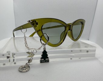 Gafas de sol verdes estilo ojo de gato con colgantes y cadenas Fresh & Spiral.