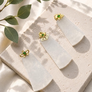 Anhänger „Eisige Wolken“ aus 100 % burmesischem Jadeit, 18 Karat Gold
