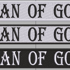 以下が含まれることがあります： 黒と白の「MAN OF GOD」という文字が刺繍されたパッチが3つあります。 上のパッチは白地に黒文字、真ん中のパッチは薄いグレー地に黒文字、下のパッチは黒地に白文字です。