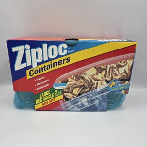 Puede incluir: Una caja de recipientes rectangulares grandes de la marca Ziploc. La caja es roja, azul y amarilla con el logotipo de Ziploc e información del producto. Los recipientes son azules y la caja muestra una imagen de comida en el interior. La caja indica que los recipientes son aptos para congelador, microondas y lavavajillas.