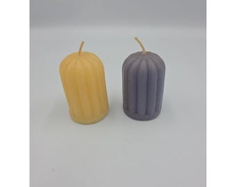 2 velas votivas vintage de 2 polegadas da HOMCO, nas cores marfim e roxo.