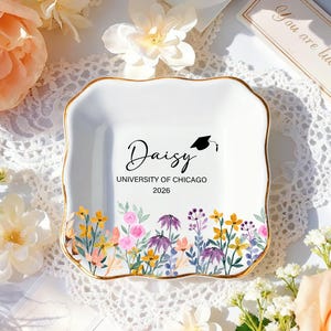 Plato personalizado para anillos de graduación con diseño de flores silvestres, bandeja para joyas de la promoción de 2026 con nombre, regalo de graduación para hija, recuerdo de graduación personalizado.