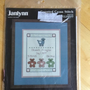 以下が含まれることがあります： 赤ちゃん誕生の記念品として、クロスステッチのパターンです。デザインは、子羊、テディベア、アルファベットです。サンプラーには、エリザベス・アリンクトンという名前、1977年7月1日、午前5時59分、そして赤ちゃんの体重8lb 14ozが記載されています。