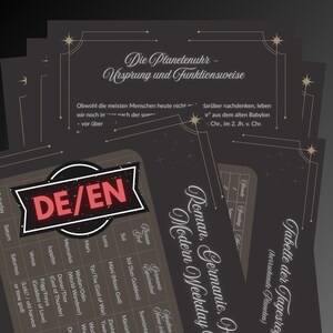 Könnte beinhalten: Eine dunkelgraue Lerntafel mit Text in Deutsch und Englisch. Die Tafel enthält Informationen zu Planetenstunden, Wochentagen und zugehörigen Göttern und Göttinnen. Der Text "DE/EN" ist deutlich sichtbar.