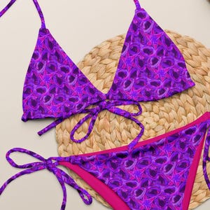 Levendige paarse gerecyclede stringbikini met abstracte print
