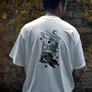 Camiseta con arte en linóleo - "Conejito YinYan" de Blueshack - prenda para arte en linóleo - camiseta unisex blanca (4 tallas disponibles) - Coleccionista de arte en linóleo