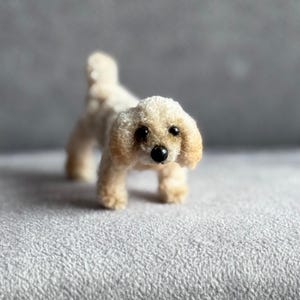Miniaturowa figurka psa druciaka 5 cm – malutki szczeniak, uroczy kieszonkowy piesek, miniaturowy pluszowy piesek, kolekcjonerski prezent dla małego zwierzęcia