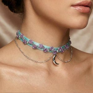 Gargantilla de terciopelo color turquesa, gargantilla con bordado floral, dije de luna con diamantes de imitación y cadenas.
