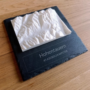 3D Berg-Relief nach frei wählbarem Ort / Region • Detailreicher SLA-Druck auf Schieferplatte • Koordinaten & Gebietsname eingelasert