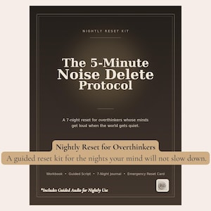 Op de afbeelding: Een donkerbruine rechthoekige Nightly Reset Kit met witte tekst die The 5-Minute Noise Delete Protocol, A 7-night reset for overthinkers, Nightly Reset for Overthinkers, A guided reset kit for the nights your mind will not slow down leest.