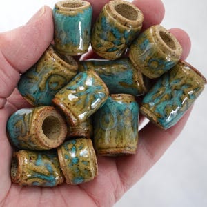 Contas de cerâmica turquesa feitas à mão: furo de 9 a 10 mm, para dreadlocks, joias e macramê.