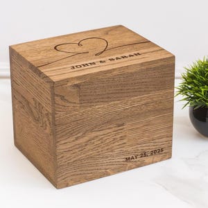 Caja de madera para recuerdos de fotos, ideal como regalo de boda para marido y mujer.