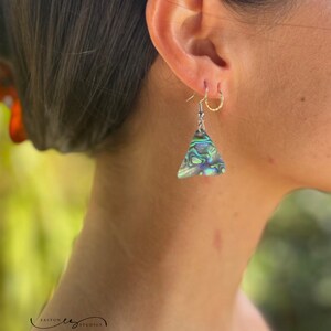 Pendientes triangulares de concha de paua, pendientes de concha marina, regalo inspirado en el océano, pendientes triangulares de abulón