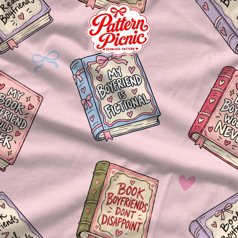 Peut inclure: Un tissu rose clair avec un motif r&eacute;p&eacute;titif de livres illustr&eacute;s portant divers titres comme My Boyfriend Is Fictional et Book Boyfriends Dont Disappoint, d&eacute;cor&eacute; de petits c&oelig;urs roses et de n&oelig;uds bleu clair sur toute la surface.