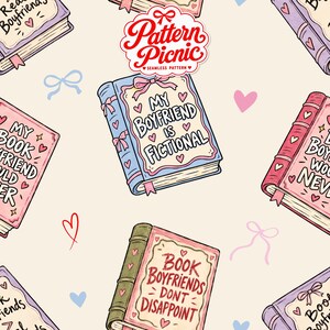 Peut inclure: Un motif r&eacute;p&eacute;titif compos&eacute; de livres illustr&eacute;s aux couvertures pastel, agr&eacute;ment&eacute;s de c&oelig;urs roses et de n&oelig;uds bleu clair sur fond cr&egrave;me. Les couvertures portent des inscriptions comme My Boyfriend Is Fictional et Book Boyfriends Dont Disappoint.