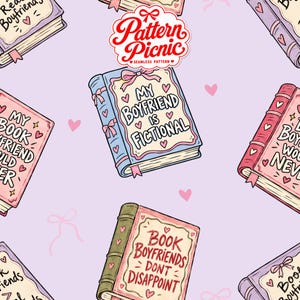 Peut inclure: Un motif r&eacute;p&eacute;titif sur fond violet clair repr&eacute;sentant des livres illustr&eacute;s avec diverses couvertures. Le texte inclut 'MY BOYFRIEND IS FICTIONAL', 'BOOK BOYFRIENDS DONT DISAPPOINT' et 'MY BOOK BOYFRIEND WOULD NEVER'. Le design comporte des petits c&oelig;urs et n&oelig;uds roses.