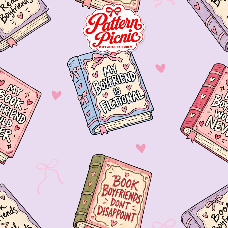 Peut inclure: Un motif r&eacute;p&eacute;titif sur fond violet clair repr&eacute;sentant des livres illustr&eacute;s avec diverses couvertures. Le texte inclut 'MY BOYFRIEND IS FICTIONAL', 'BOOK BOYFRIENDS DONT DISAPPOINT' et 'MY BOOK BOYFRIEND WOULD NEVER'. Le design comporte des petits c&oelig;urs et n&oelig;uds roses.