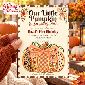 Może przedstawiać: Prostokątne zaproszenie na urodziny z tekstem Our Little Pumpkin is turning one, Hazel's First Birthday oraz szczegółami wydarzenia. Projekt zawiera dużą dynię z wzorami w panterkę, kwiaty i kratę oraz różową kokardę.