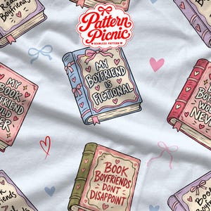 Peut inclure: Un tissu bleu clair avec un motif r&eacute;p&eacute;titif de livres illustr&eacute;s aux couvertures roses, bleues et vertes. Les livres affichent des textes comme My Boyfriend Is Fictional et Book Boyfriends Dont Disappoint, agr&eacute;ment&eacute;s de petits c&oelig;urs et n&oelig;uds roses.