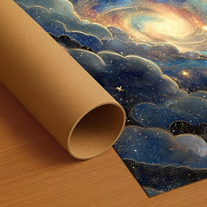 以下が含まれることがあります： 渦巻く銀河と星空を描いたプリントアートの隣に、丸められた茶色の紙管があります。アートワークは、金色のアクセントと明るく輝く中心部を備えた濃い青色の雲を特徴としています。