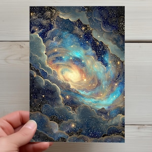 以下が含まれることがあります： 明るい黄色の中心部、青と金の雲、輝く星に囲まれた、渦巻く銀河のプリント。 白い木の背景に、手でアートワークが保持されています。