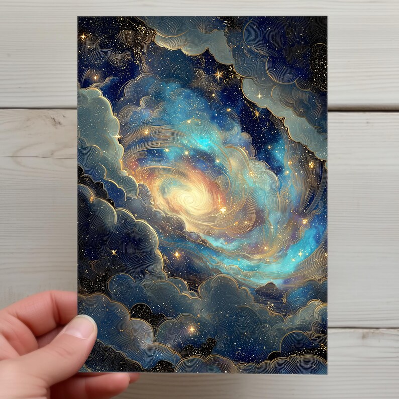 以下が含まれることがあります： 明るい黄色の中心部、青と金の雲、輝く星に囲まれた、渦巻く銀河のプリント。 白い木の背景に、手でアートワークが保持されています。