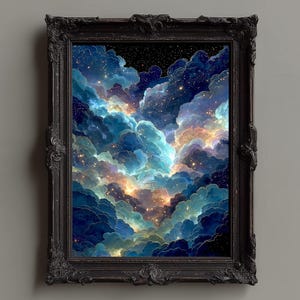Puede incluir: Una obra de arte enmarcada que presenta un paisaje de nubes celestiales. La imagen muestra nubes arremolinadas azules, turquesas y doradas sobre un fondo oscuro estrellado. El marco negro ornamentado añade un toque clásico a la escena etérea y de ensueño.