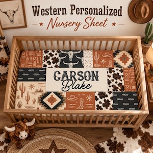 Könnte beinhalten: Ein personalisiertes Kinderbettlaken mit einem Patchwork-Design aus Western-Motiven wie Kuhfellmustern, Stierschädeln, Kakteen, Cowboyhüten und Stiefeln. Das mittlere Feld zeigt den Namen Carson Blake in schwarzer Schrift auf einem cremefarbenen Hintergrund.