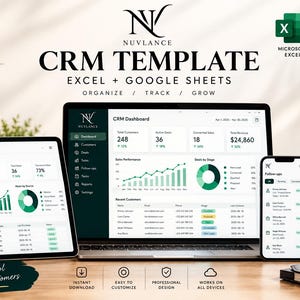 Op de afbeelding: Een Nuvlance CRM-sjabloon voor Microsoft Excel en Google Sheets weergegeven op een laptop, tablet en smartphone. De schermen tonen dashboards met verkooprapporten, klantgegevens en prestatiegrafieken in groen- en wittinten.