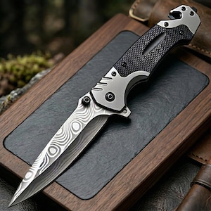 Könnte beinhalten: Rustikales Holzschild mit dem Text "Welcome to our home" in weißer Schrift. Das Schild hat eine Used-Optik und ein schlichtes, einladendes Design, perfekt für eine Veranda oder einen Eingangsbereich.