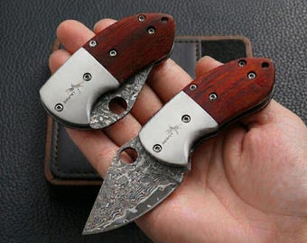 Coltello pieghevole in acciaio di Damasco: strumento portatile per la sopravvivenza all'aperto con manico in legno