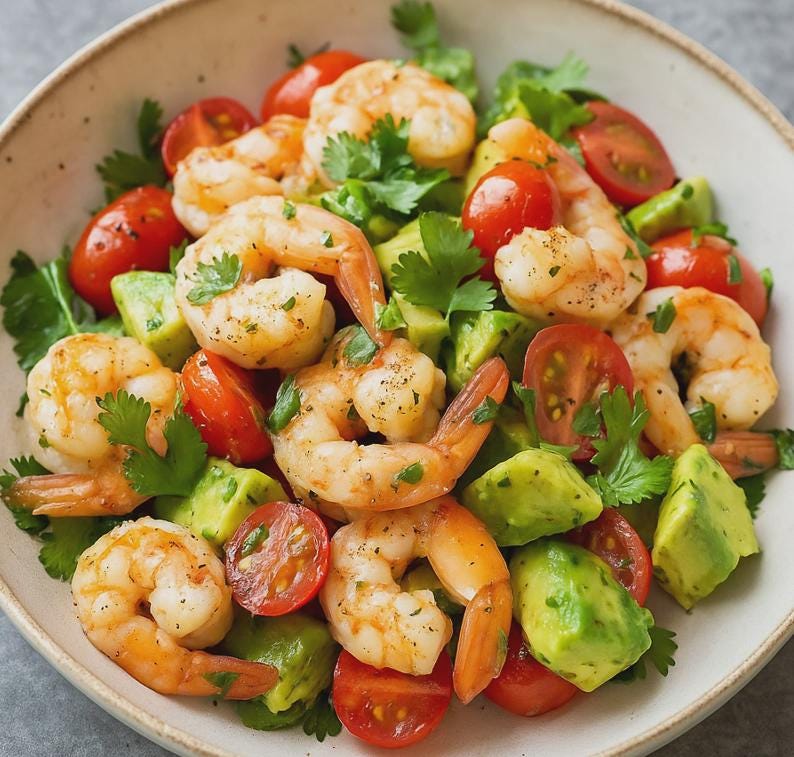 Op de afbeelding: Een verse salade in een witte kom met gekookte garnalen, stukjes avocado, gehalveerde kerstomaatjes en koriander. De garnalen zijn gekruid en lijken licht gegrild. De salade is een levendige mix van kleuren en texturen.