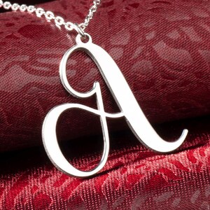 Collar con inicial personalizado hecho a mano, letra delicada y pequeño colgante personalizado, joyería delicada de plata para uso diario, gargantilla minimalista, regalo para ella