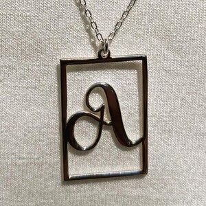 Collar con inicial personalizado y colgante de letra de plata personalizado con marco, joyería minimalista, el mejor regalo para ella, collar con monograma para mamá hecho a mano.