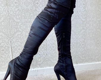 Botas de salto alto pretas vintage Karen Millen, em cetim e elastano.