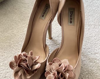 デューンフォーン スエード プラットフォーム オープントゥ 花柄生地装飾 ハイヒール。