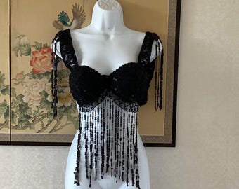 Reggiseno da discoteca vintage fatto a mano, decorato con perline e paillettes pendenti.