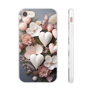 Op de afbeelding: Witte telefoonhoes met een bloemenontwerp met witte hartvormige accenten, roze en perzik bloemen en groene bladeren. De hoes heeft een transparante rand en een zijaanzicht.