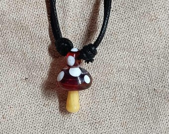 Colgante de vidrio esculpido con dije de hongo, joyería de hongos para otoño: hecho a mano, único y ecológico