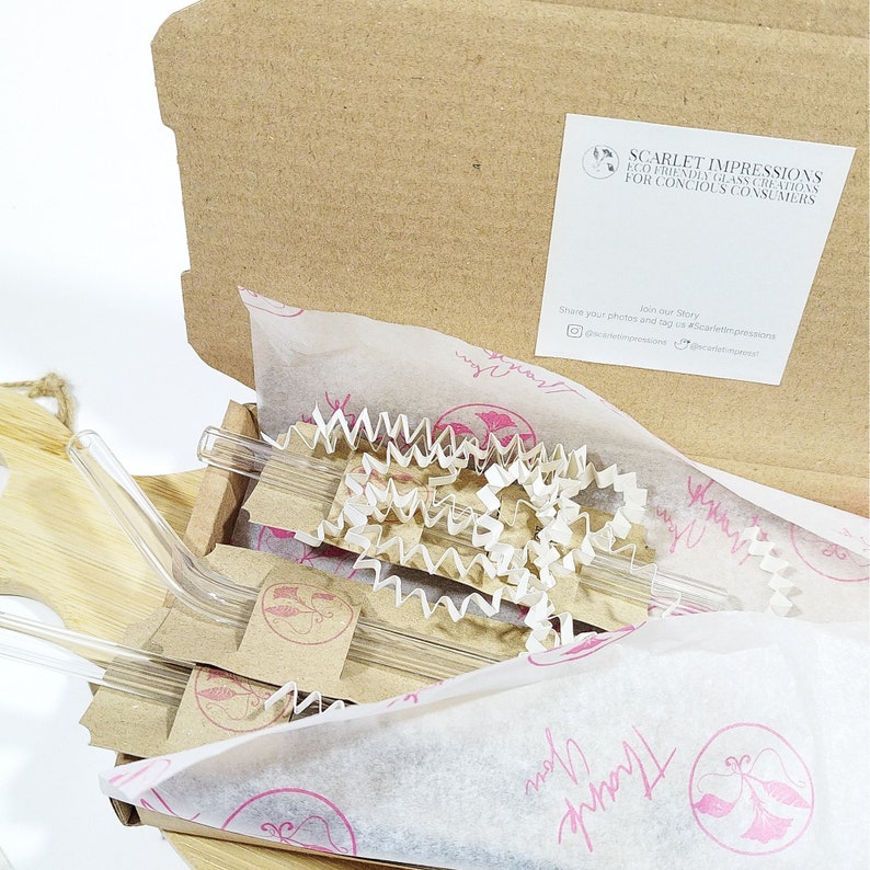 Puede incluir: Un juego de pajitas para beber de vidrio empaquetadas en una caja de cart&oacute;n con papel de seda marr&oacute;n y una pegatina que dice "SCARLET IMPRESSIONS ECO FRIENDLY GLASS CREATIONS FOR CONCIOUS CONSUMERS". &Uacute;nase a nuestra historia Comparta sus fotos y etiqu&eacute;tenos #Scarletimpressions @scarletimpressions @scarletimpressions!"