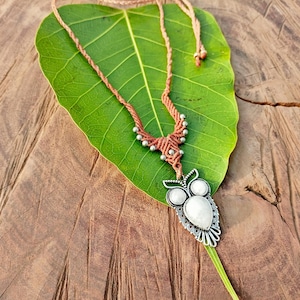 Collar de macramé con colgante de búho y piedra lunar, hecho a mano, estilo bohemio, gargantilla de piedras preciosas estilo bohemio chic N150